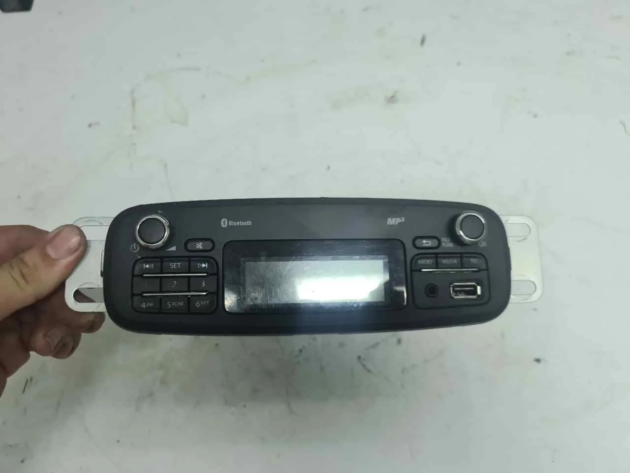 Foto de SISTEMA AUDIO / RADIO CD RENAULT CLIO IV 1.5 dCi Diesel FAP (90 CV / 66 KW) referencia 281159981R