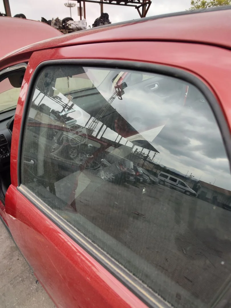 Foto de LUNA TRASERA IZQUIERDA OPEL CORSA C 1.2 16V CAT (Z 12 XEP / LB4) (80 CV / 59 KW) referencia 9113429