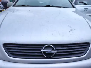 Foto de REJILLA DELANTERA OPEL ASTRA G BERLINA 1.7 16V DTI CAT (Y 17 DT / LR6) (75 CV / 55 KW)