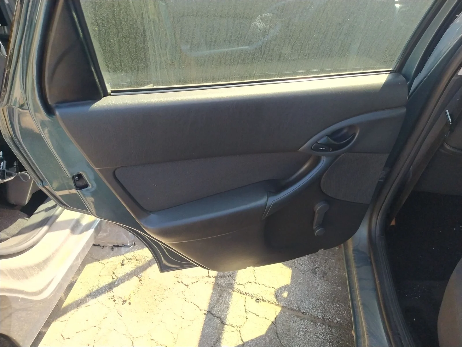 Foto de MANETA INTERIOR TRASERA IZQUIERDA FORD FOCUS BERLINA (CAK) 1.8 TDCi CAT (101 CV / 74 KW) referencia 1097635