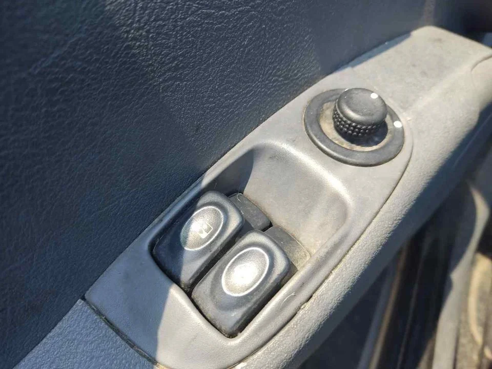 Foto de MANDO ELEVALUNAS DELANTERO IZQUIERDO RENAULT MEGANE I FASE 2 COUPE (DA...) 1.9 dCi Diesel CAT (102 CV / 75 KW) referencia 429998K