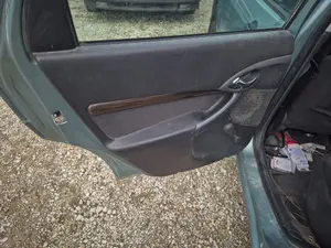Foto de GUARNECIDO PUERTA TRASERA IZQUIERDA FORD FOCUS FAMILIAR (CAK) 1.8 TDDI Turbodiesel CAT (90 CV / 66 KW)