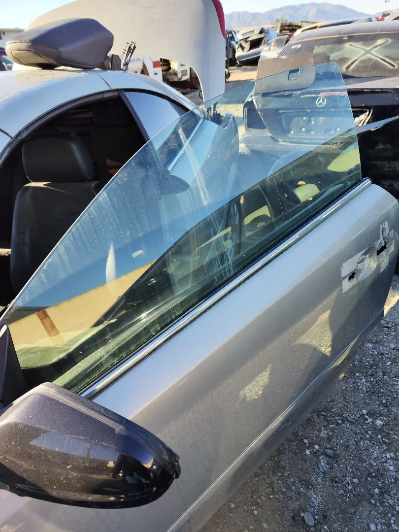 Foto de LUNA DELANTERA IZQUIERDA OPEL ASTRA H TWIN TOP 1.9 16V CDTI CAT (Z 19 DTH / LRD) (150 CV / 110 KW) referencia 93196252