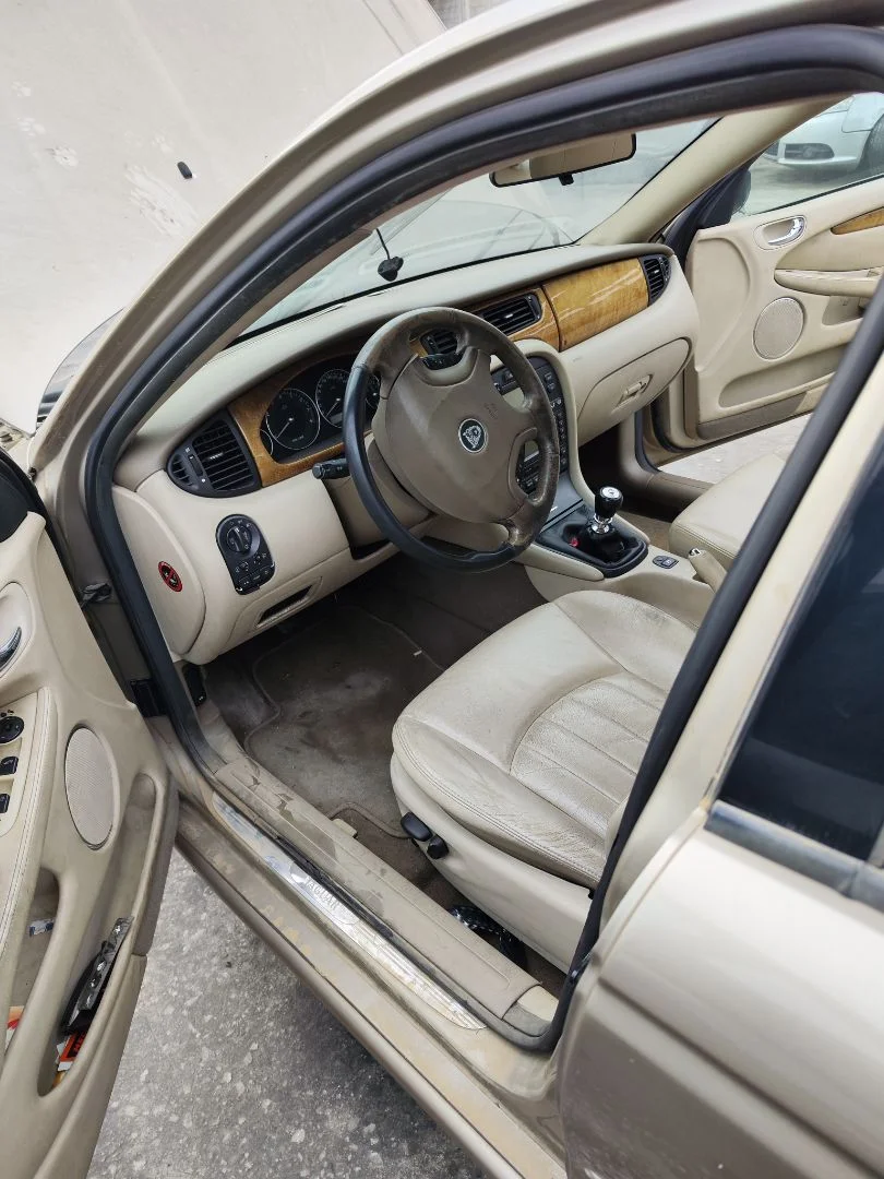 Foto de GOMAS CONTORNO PUERTA JAGUAR X-TYPE 2.1 V6 24V CAT (156 CV / 115 KW)