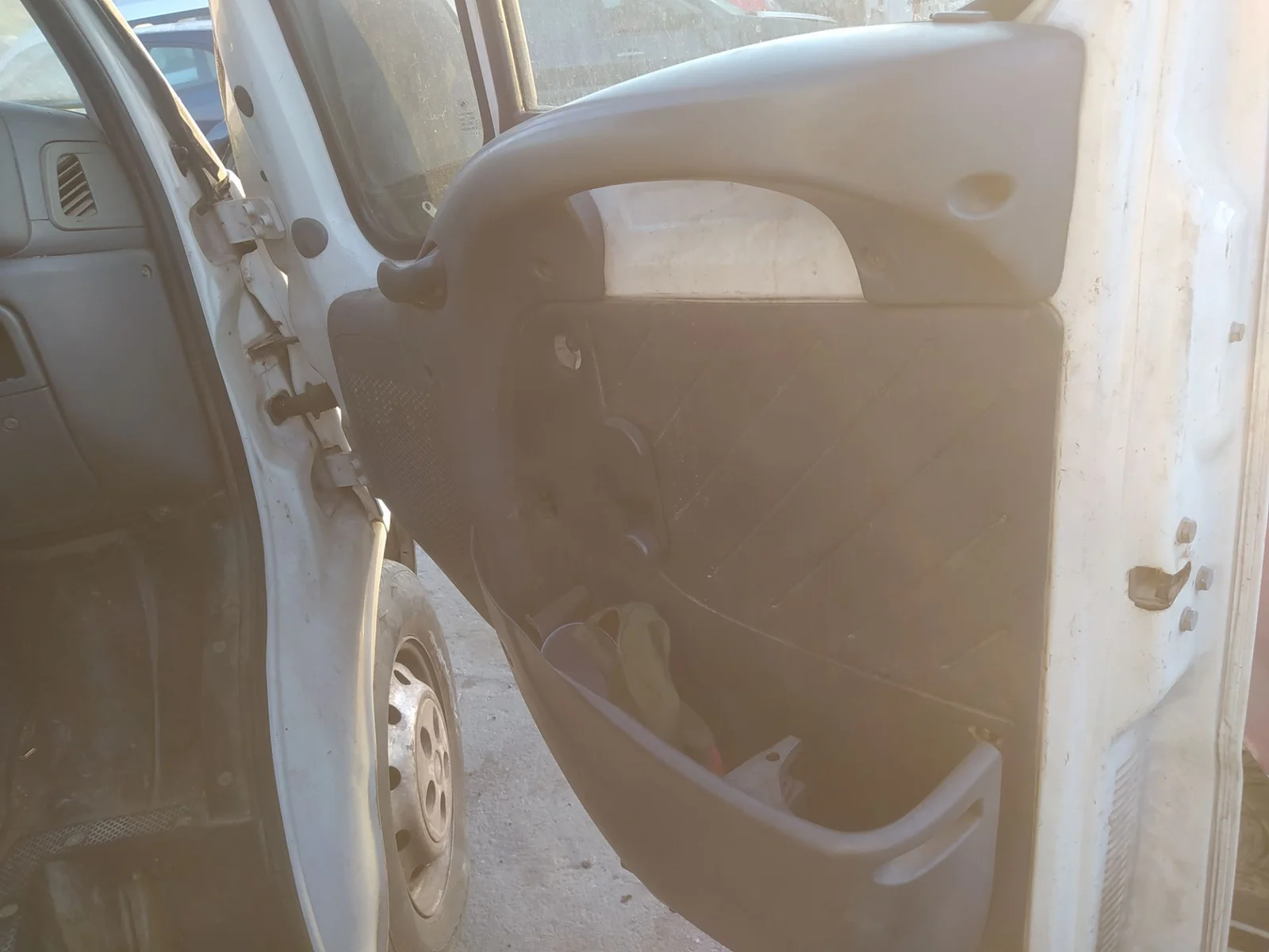 Foto de GUARNECIDO PUERTA DELANTERA DERECHA PEUGEOT BOXER (330/350) FURGÓN GRAN VOLUMEN BAT.3700MM 2.8 HDI (128 CV / 94 KW) referencia 9331CE