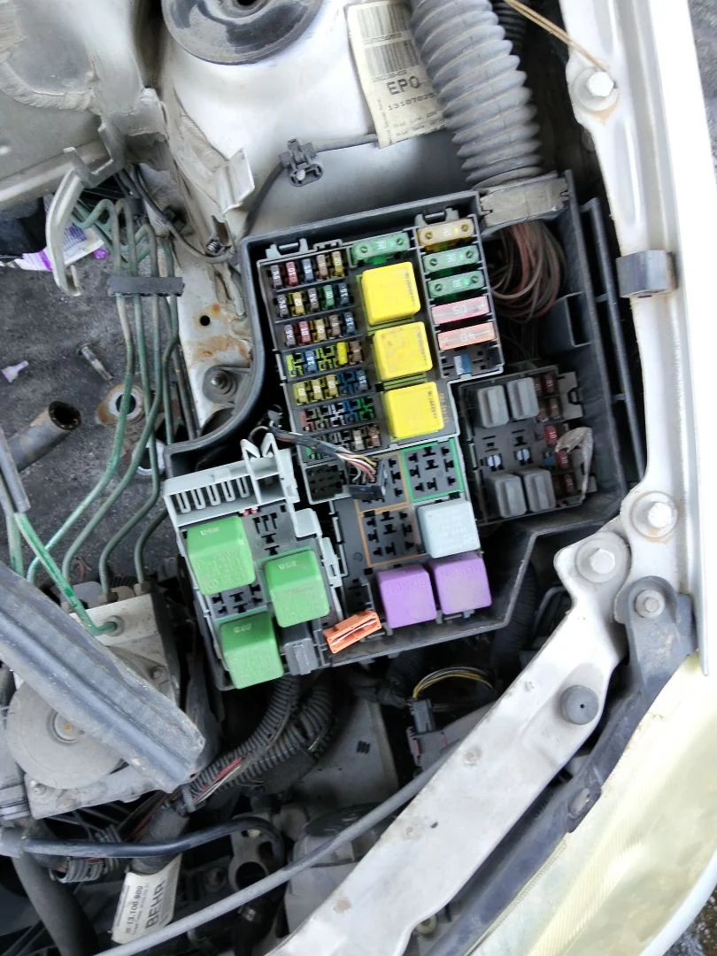 Foto de CAJA RELES / FUSIBLES OPEL CORSA C 1.2 16V CAT (Z 12 XE / LW4) (75 CV / 55 KW)