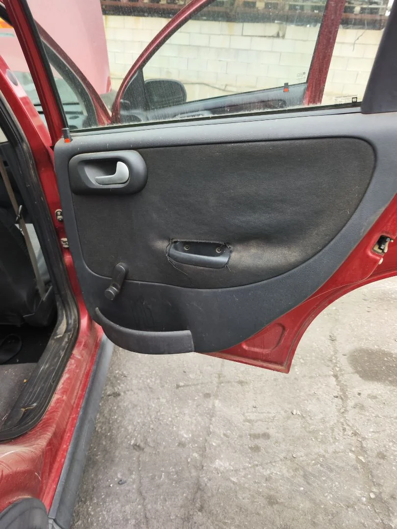 Foto de GUARNECIDO PUERTA TRASERA DERECHA OPEL CORSA C 1.2 16V CAT (Z 12 XEP / LB4) (80 CV / 59 KW) referencia 13106196