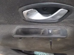 Foto de MANDO ELEVALUNAS TRASERO IZQUIERDO RENAULT LAGUNA III BERLINA 2.0 16V (140 CV / 103 KW) referencia 82944002R