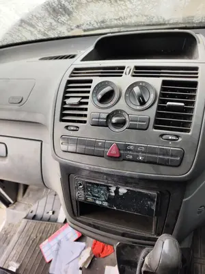 Foto de CONSOLA CENTRAL MERCEDES-BENZ VITO FURGÓN (639) 2.1 CDI CAT (109 CV / 80 KW)