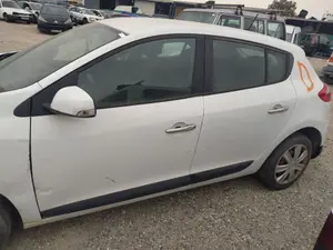 Foto de PUERTA DELANTERA IZQUIERDA RENAULT MEGANE III BERLINA 5P 1.5 dCi Diesel CAT (86 CV / 63 KW) referencia 801015772R