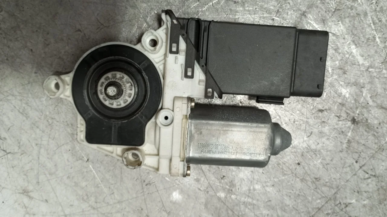 Foto de MOTOR ELEVALUNAS DELANTERO DERECHO SEAT LEON (1M1) 1.9 TDI (90 CV / 66 KW) referencia 101386101