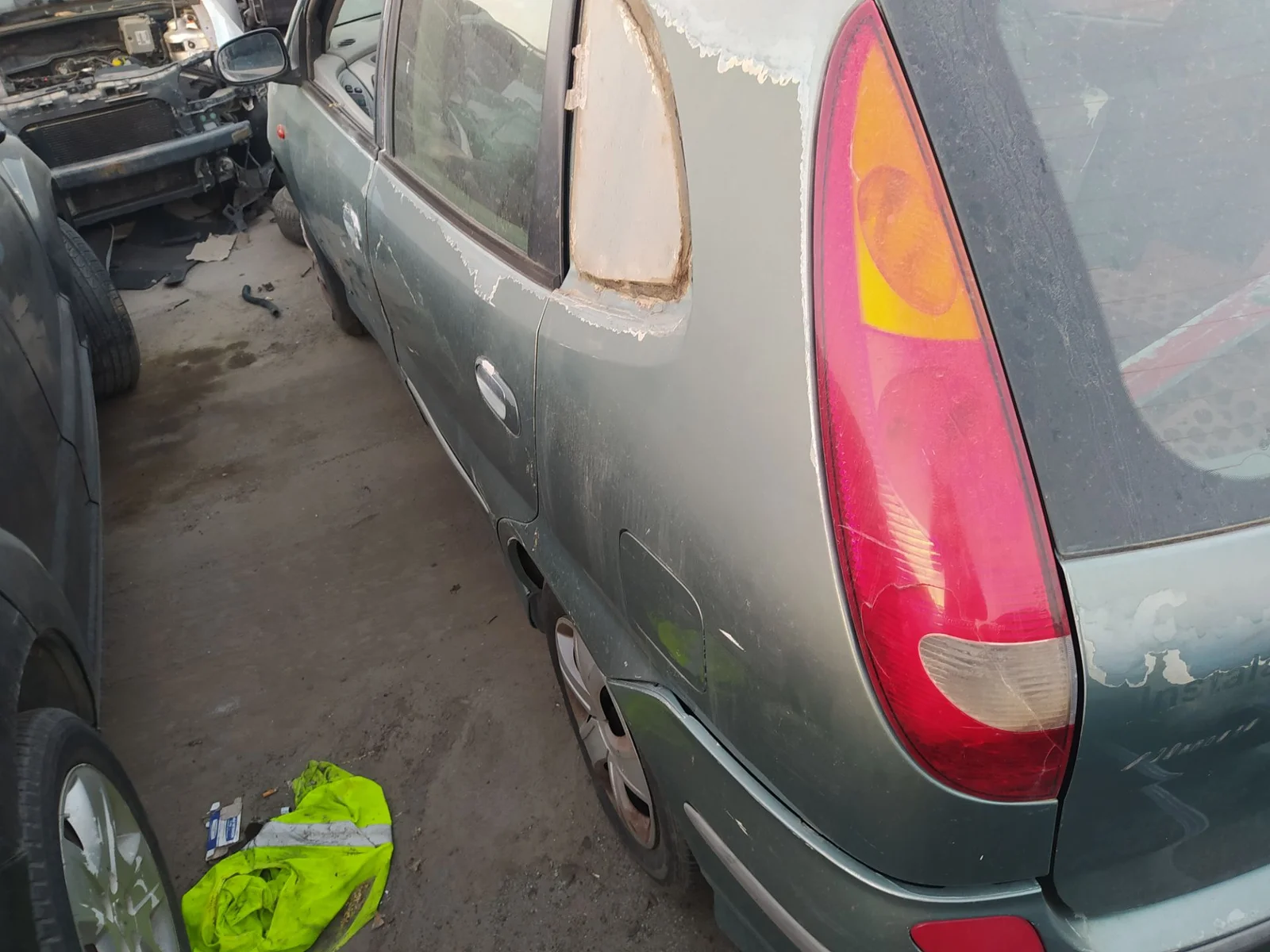 Foto de LUNA TRASERA IZQUIERDA NISSAN ALMERA TINO (V10M) 1.8 16V CAT (114 CV / 84 KW) referencia 82301BU001