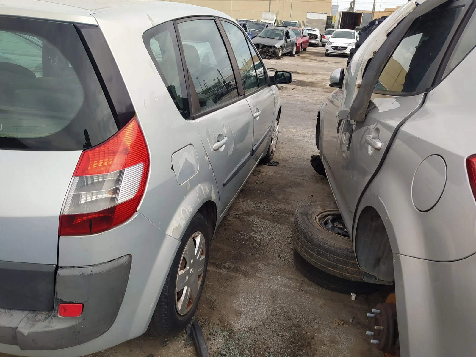 Foto de PILOTO TRASERO DERECHO RENAULT SCENIC II (JM) 1.6 16V (113 CV / 83 KW) referencia 8200127704