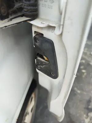 Foto de CERRADURA PUERTA TRASERA DERECHA RENAULT KANGOO I (F/KC0) 1.9 dCi Diesel CAT (84 CV / 62 KW)