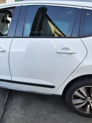 Foto de PUERTA TRASERA IZQUIERDA PEUGEOT 3008 1.6 Blue-HDI FAP (120 CV / 88 KW)