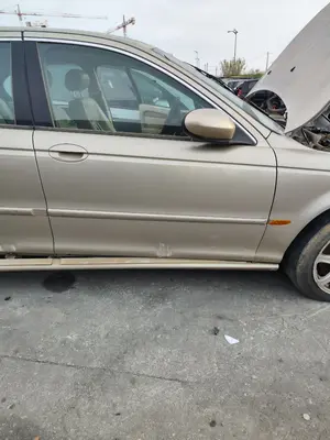 Foto de PUERTA DELANTERA DERECHA JAGUAR X-TYPE 2.1 V6 24V CAT (156 CV / 115 KW) referencia C2S 42629
