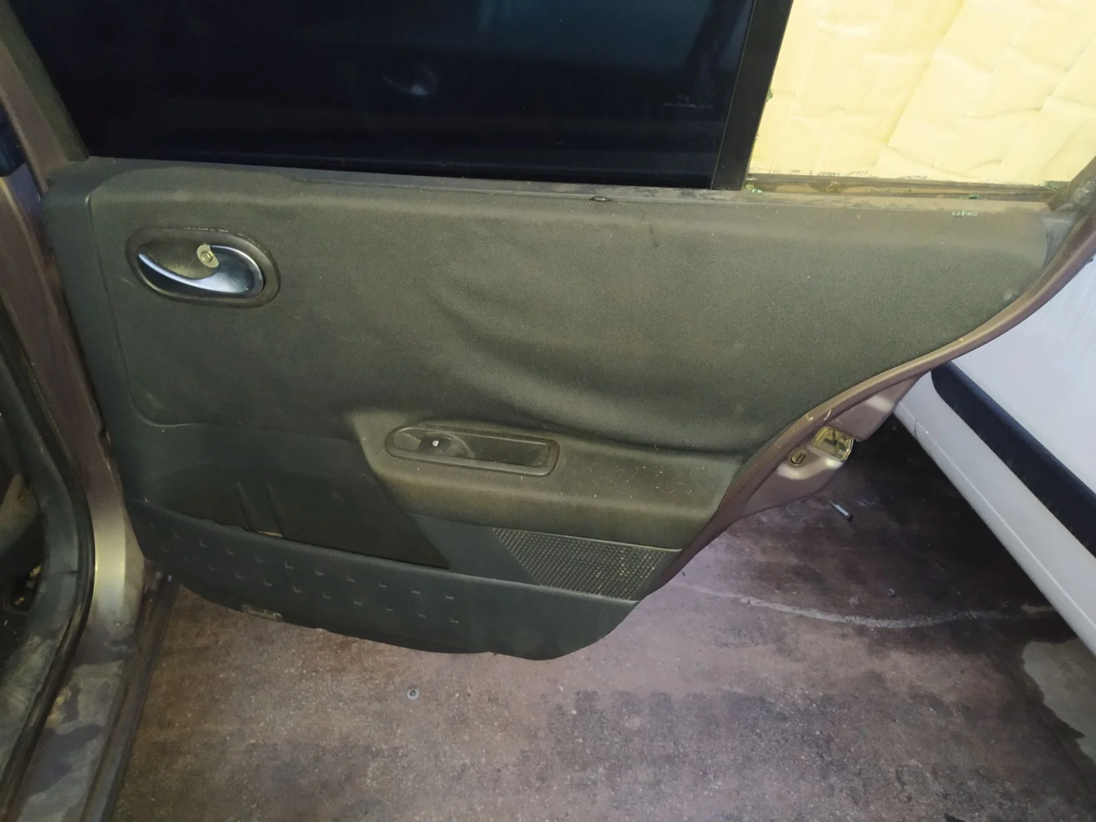 Foto de CERRADURA PUERTA TRASERA DERECHA RENAULT MEGANE II CLASSIC BERLINA 1.6 16V (113 CV / 83 KW) referencia 8200212468