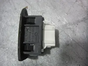 Foto de INTERRUPTOR RENAULT CLIO III 1.2 (75 CV / 55 KW) referencia 8200829519 foto 2