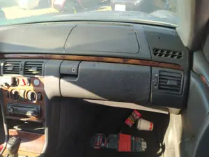 Foto de GUANTERA MERCEDES-BENZ CLASE E (BM 210) BERLINA 2.7 CDI 20V CAT (170 CV / 125 KW)