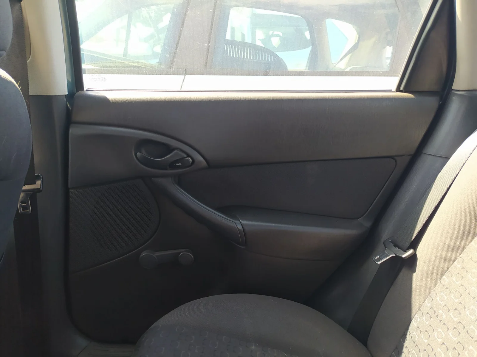 Foto de GUARNECIDO PUERTA TRASERA DERECHA FORD FOCUS BERLINA (CAK) 1.8 TDCi CAT (101 CV / 74 KW) referencia 1102315