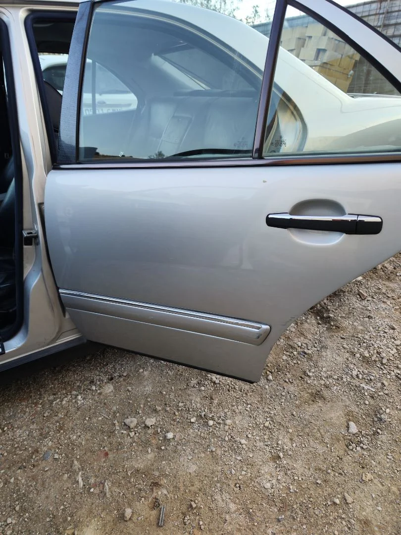 Foto de PUERTA TRASERA IZQUIERDA MERCEDES-BENZ CLASE E (BM 210) BERLINA 3.0 Turbodiesel CAT (177 CV / 130 KW) referencia A210730230528