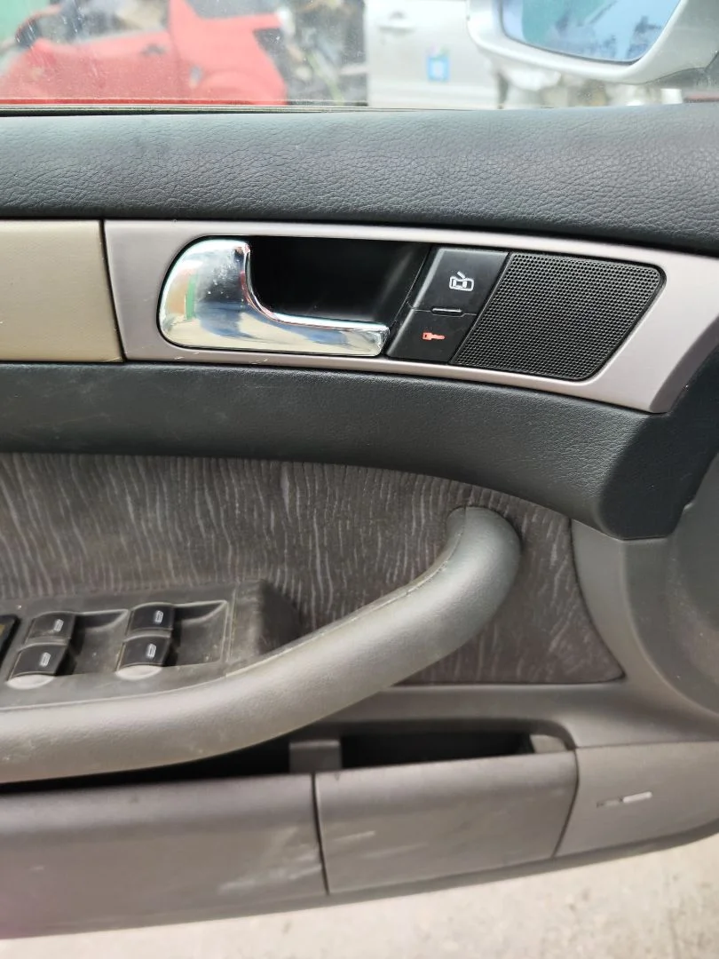 Foto de MANETA INTERIOR DELANTERA IZQUIERDA AUDI A6 BERLINA (4B2) 2.5 V6 24V TDI (150 CV / 110 KW) referencia 4B1837019B FKZ