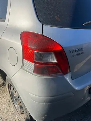 Foto de PILOTO TRASERO IZQUIERDO TOYOTA YARIS (KSP9/SCP9/NLP9) 1.3 16V CAT (101 CV / 74 KW) referencia 815610D251