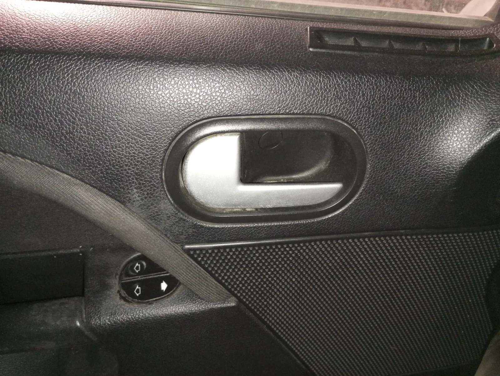 Foto de MANETA INTERIOR DELANTERA IZQUIERDA FORD FIESTA (CBK) 1.4 TDCi CAT (68 CV / 50 KW) referencia 1329937