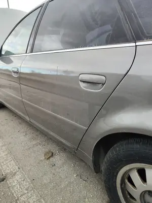 Foto de PUERTA TRASERA IZQUIERDA AUDI A6 BERLINA (4B2) 2.4 V6 30V (165 CV / 121 KW) referencia 4B0833051
