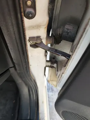 Foto de RETENEDOR PUERTA OPEL CORSA C 1.2 16V CAT (Z 12 XE / LW4) (75 CV / 55 KW) referencia 24413389