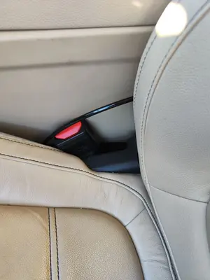 Foto de ENGANCHE CINTURON DELANTERO IZQUIERDO JAGUAR XE 2.0  Turbo CAT (200 CV / 147 KW) referencia 2R83F61203A