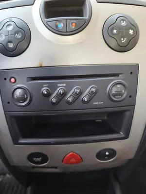 Foto de SISTEMA AUDIO / RADIO CD RENAULT MEGANE II BERLINA 5P 1.5 dCi Diesel (101 CV / 74 KW)