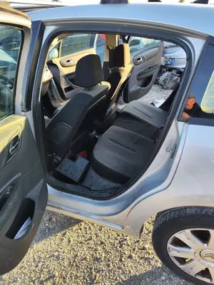 Foto de GOMAS CONTORNO PUERTA CITROEN C4 BERLINA 1.6 16V HDi FAP (109 CV / 80 KW)