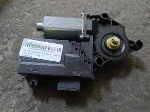 Foto de MOTOR ELEVALUNAS DELANTERO DERECHO OPEL KADETT E 1.6 Diesel (54 CV / 40 KW) referencia 0130821766