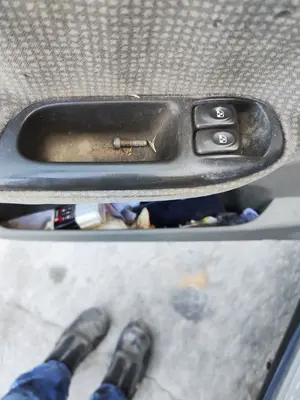 Foto de MANDO ELEVALUNAS DELANTERO IZQUIERDO RENAULT SCENIC I (JA...) 1.9 dCi Diesel CAT (102 CV / 75 KW)