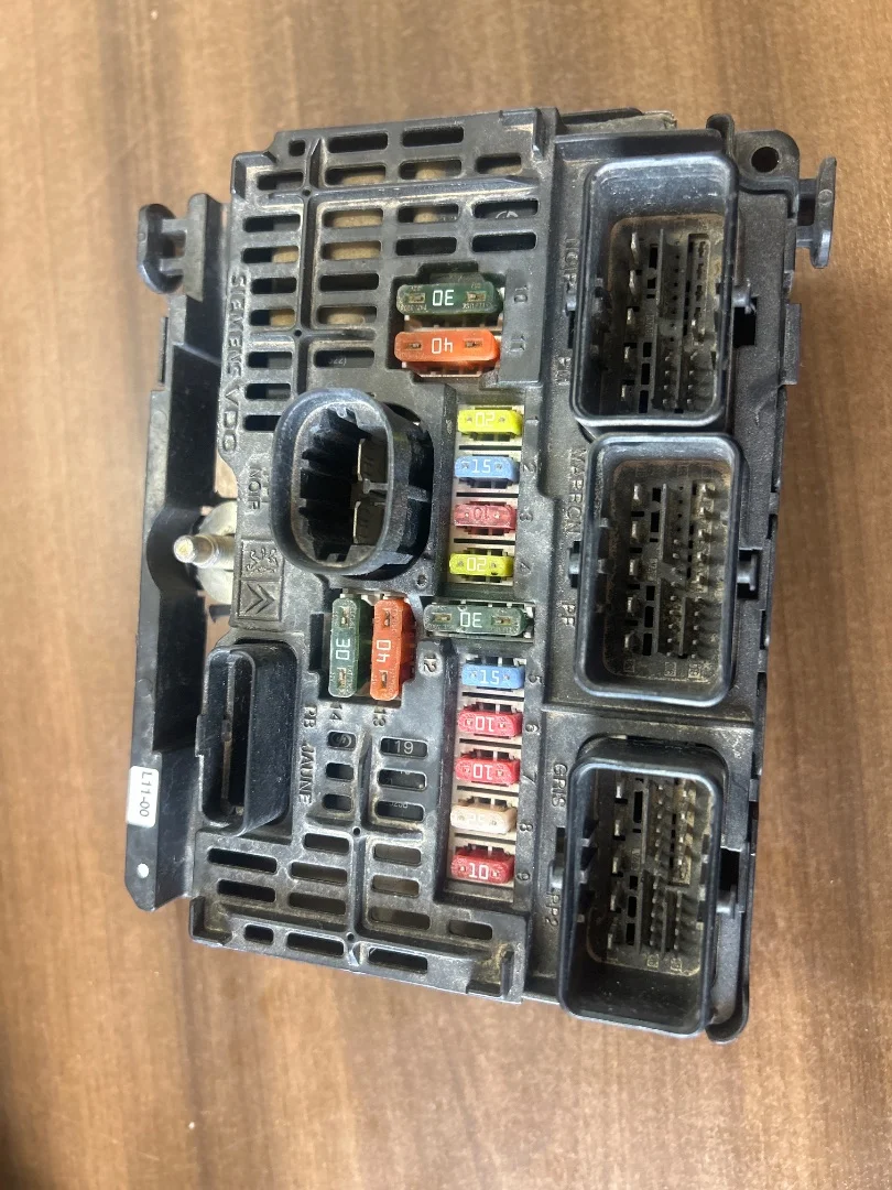 Foto de CAJA RELES / FUSIBLES CITROEN C4 BERLINA 1.6 16V HDi (90 CV / 66 KW) referencia 9661682980