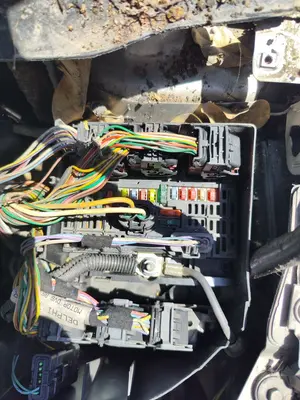 Foto de CAJA RELES / FUSIBLES CITROEN C4 BERLINA 1.6 16V HDi (90 CV / 66 KW)