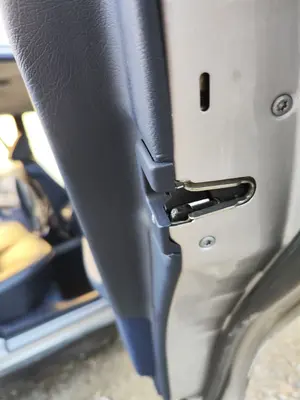 Foto de CERRADURA PUERTA TRASERA DERECHA MERCEDES-BENZ CLASE E (BM 210) BERLINA 3.0 Turbodiesel CAT (177 CV / 130 KW) referencia A2027300535