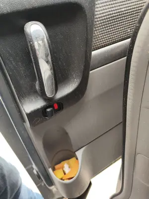 Foto de MANETA INTERIOR TRASERA DERECHA KIA CARNIVAL 2.9 CRDi CAT (185 CV / 136 KW) referencia 836104D010VA