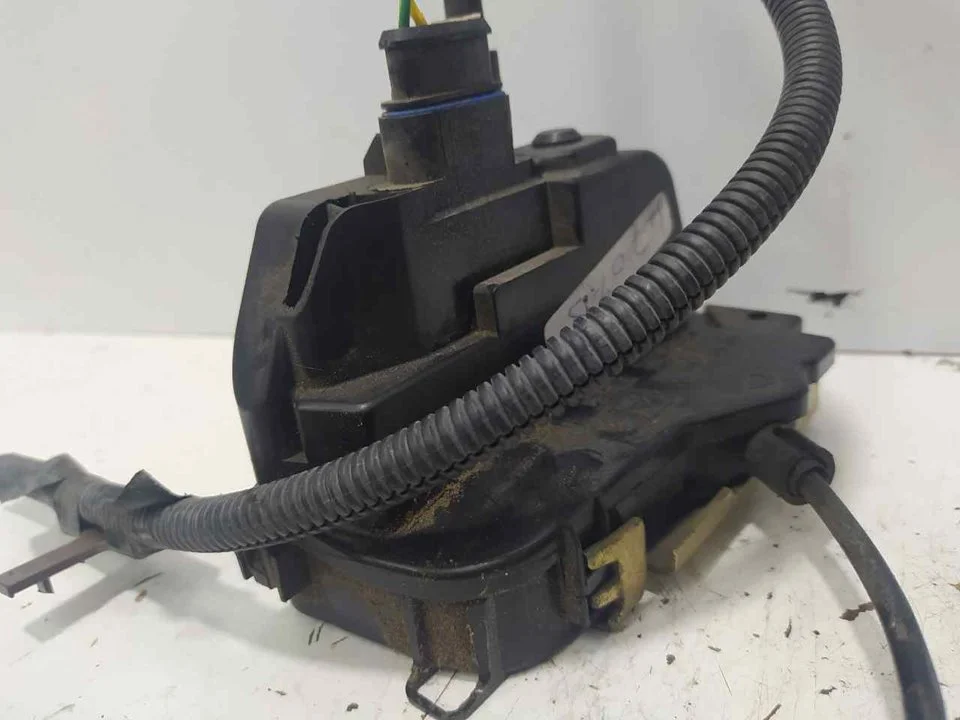 Foto de CERRADURA PUERTA TRASERA DERECHA NISSAN PRIMERA BERLINA (P12) 1.9 16V Turbodiesel CAT (120 CV / 88 KW) referencia 250020