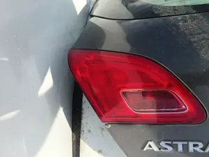 Foto de PILOTO TRASERO IZQUIERDO INTERIOR OPEL ASTRA J BERLINA 5P 1.7 16V CDTI (110 CV / 81 KW)