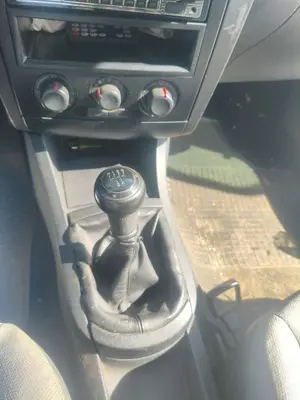 Foto de PALANCA CAMBIO SEAT IBIZA (6L1) 1.4 16V (75 CV / 55 KW) referencia 1J0711112E