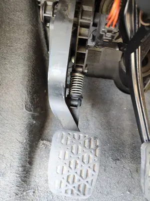 Foto de PEDAL EMBRAGUE MERCEDES-BENZ VANEO (BM 414) COMPACT VAN 1.7 CDI Diesel CAT (75 CV / 55 KW)