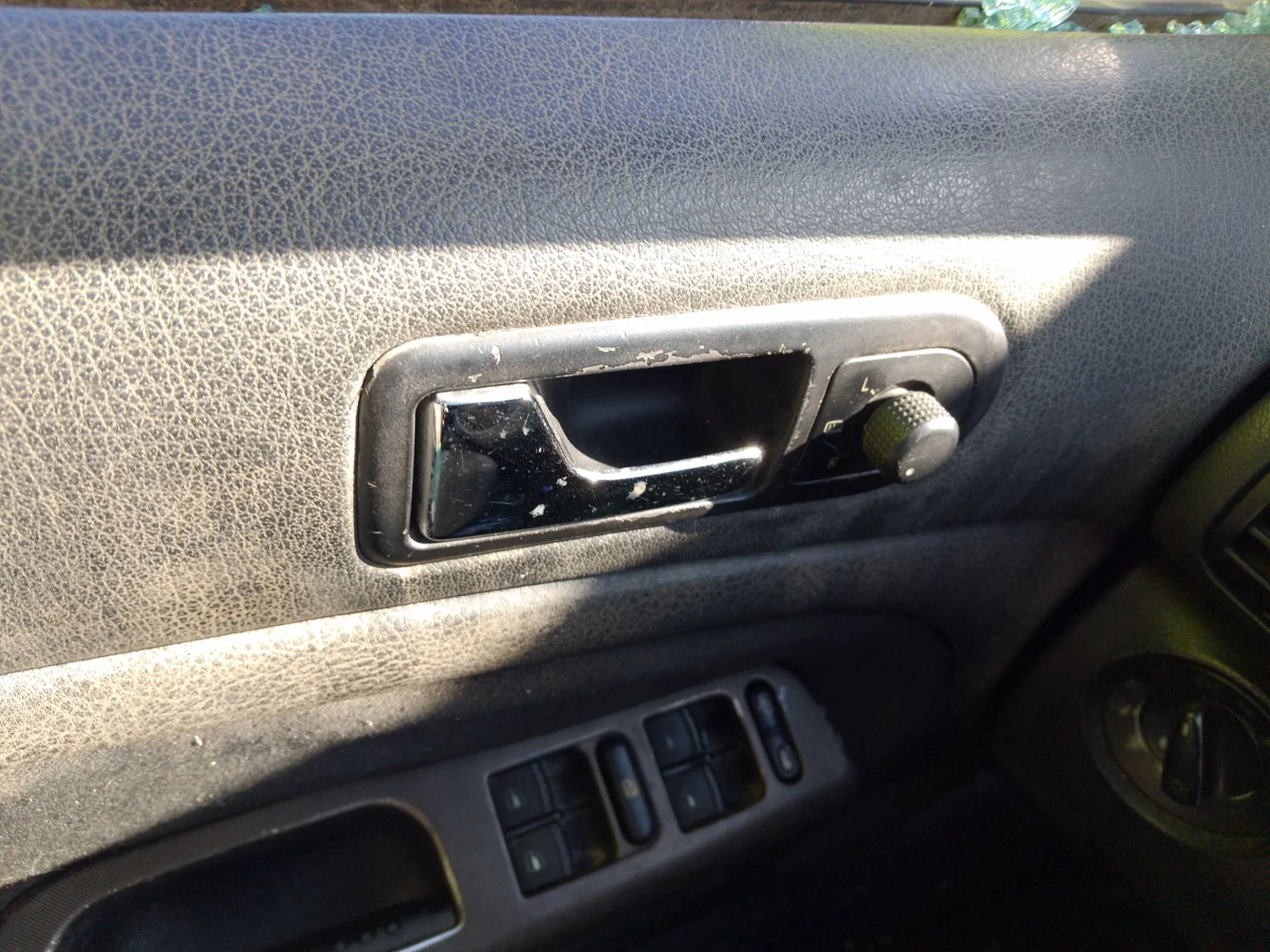 Foto de MANETA INTERIOR DELANTERA IZQUIERDA VOLKSWAGEN PASSAT BERLINA (3B3) 1.9 TDI (131 CV / 96 KW) referencia 3B1837113L FKZ