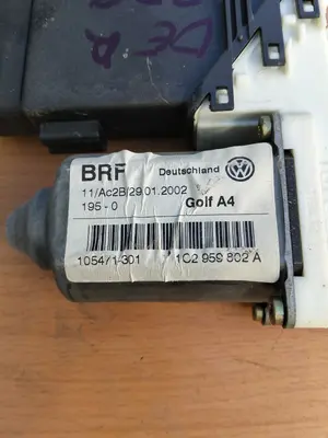 Foto de MOTOR ELEVALUNAS DELANTERO DERECHO VOLKSWAGEN GOLF IV BERLINA (1J1)(10.1997) 1.9 TDI (131 CV / 96 KW) referencia 1C2959802A foto 2