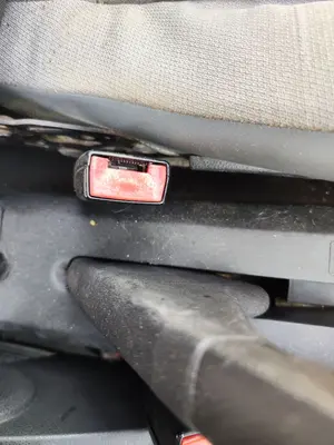 Foto de ENGANCHE CINTURON DELANTERO IZQUIERDO SEAT IBIZA (6L1) 1.9 TDI (101 CV / 74 KW)