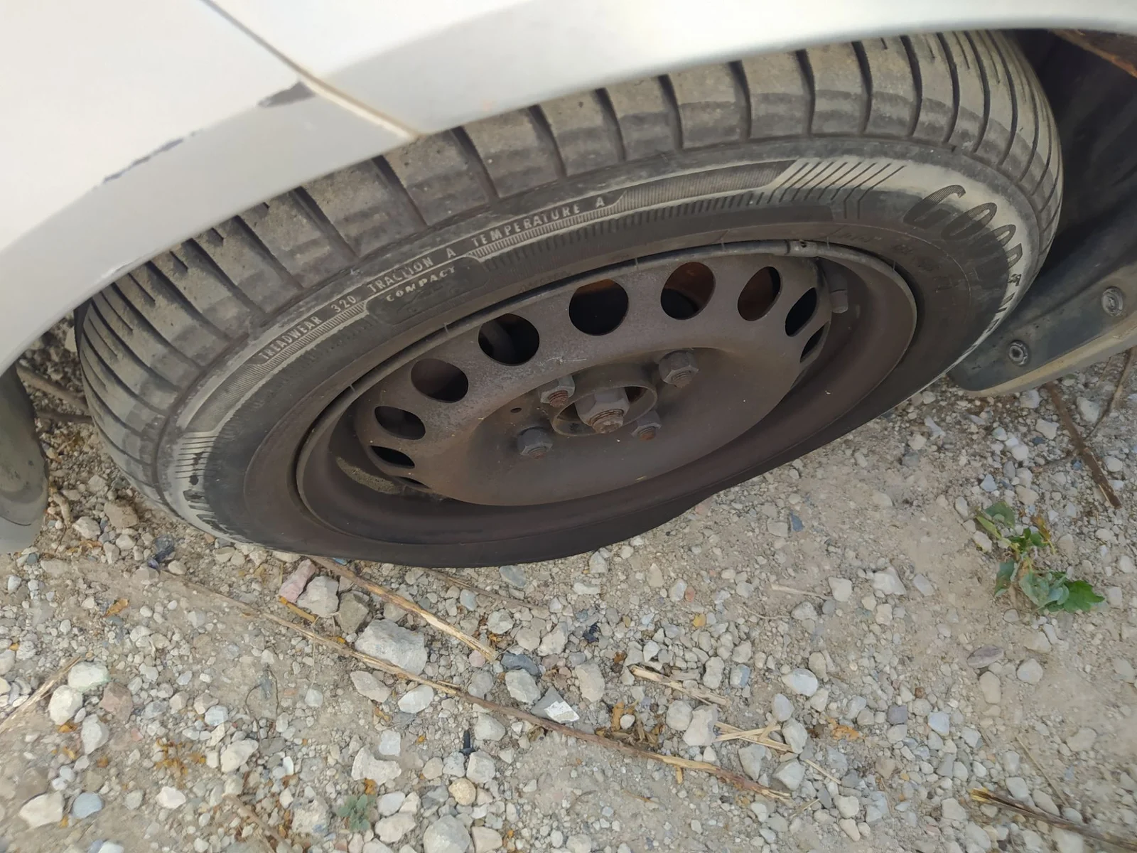 Foto de PASO RUEDA DELANTERO IZQUIERDO MITSUBISHI COLT CZ3 BERL. 5 (Z30A) 1.1 CAT (75 CV / 55 KW) referencia MN186249