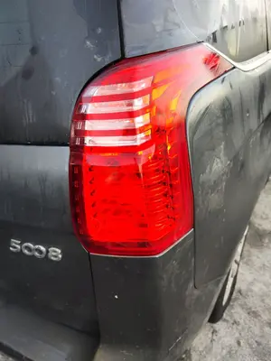 Foto de PILOTO TRASERO DERECHO PEUGEOT 5008 1.6 HDi FAP CAT (9HZ / DV6TED4) (109 CV / 80 KW) referencia 6351KH