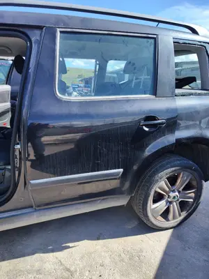 Foto de PUERTA TRASERA IZQUIERDA SKODA YETI (5L)(2009) 2.0 TDI (110 CV / 81 KW) referencia 5L0833055
