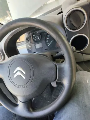 Foto de VOLANTE CITROEN BERLINGO FURGÓN 1.6 Blue-HDI FAP (99 CV / 73 KW)